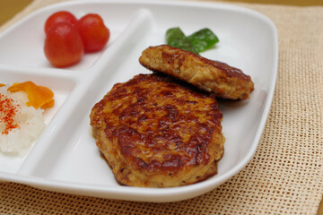 豆腐ハンバーグと付け合わせ