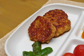 豆腐ハンバーグと付け合わせ