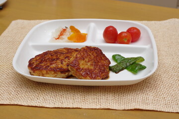 豆腐ハンバーグと付け合わせ