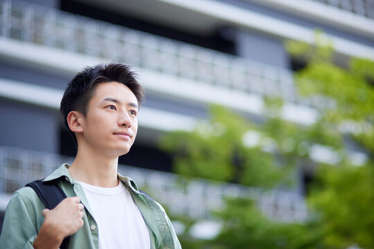 大学キャンパスと若い日本人の学生