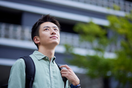 大学キャンパスと若い日本人の学生