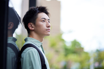 大学キャンパスと若い日本人の学生