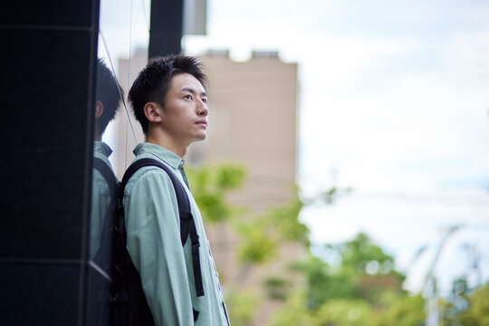 大学キャンパスと若い日本人の学生