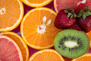 Frutas frescas: naranja, frutilla, kiwis y pomelos. Fondo para recursos gráficos