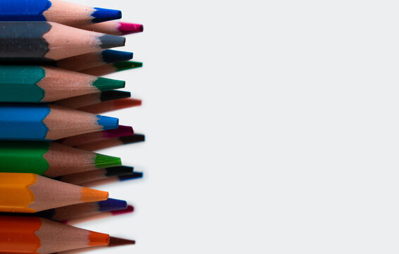 L&aacute;pices de colores agrupados, en fondo blanco. Fondo para recurso gr&aacute;fico