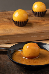 Baiana candy covered with caramel.