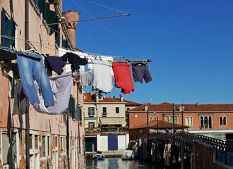 panni che sventolano al vento a venezia in una limpida giornata