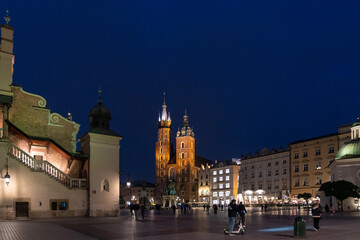 La place du marché de Cracovie avec la basilique Sainte-Marie la nuit