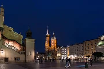 Photo sur Plexiglas Cracovie La place du marché de Cracovie avec la basilique Sainte-Marie la nuit