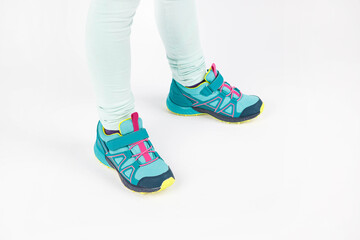 Buty sportowe dla dziecka, kolorowy but na nodze dziecka, obuwie dziecięce