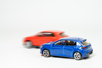 Obraz na płótnie Canvas 青い車を赤い車が追い抜くイメージ