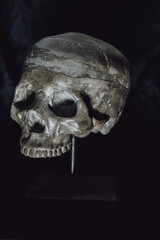 Obraz premium Human skull made of concrete on a stand. Interior decor.