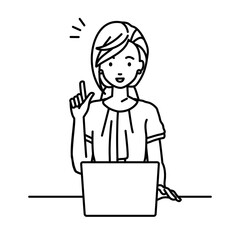 デスクで座ってPCを開いて何かひらめいたオフィスカジュアルの女性