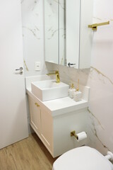 Mulher feliz casa cozinha banheiro 