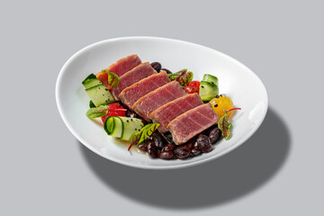 Tuna steak with beans.