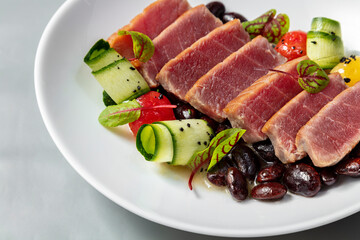 Tuna steak with beans.