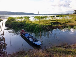 Obraz premium Evening atmosphere by the reservoir, Sappradu Reservoir, Sikhio District, Nakhon Ratchasima, Thailand. A way of life that must be lived in order to survive. interdependence between people and nature