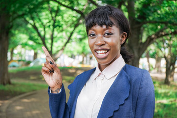指を指す黒人女性
