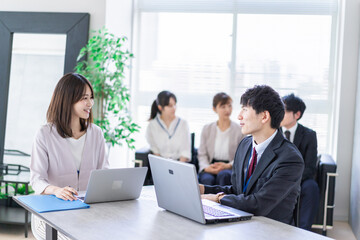 ビジネスミーティングをする男女