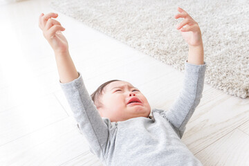 泣きわめく子供