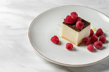 Vanilla cheesecake with raspberries