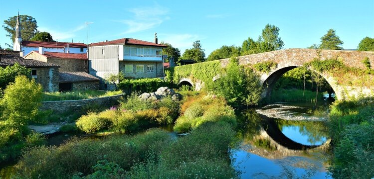 Puente medieval sobre el r&iacute;o Furelos en Melide, Galicia