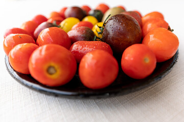 pomodorini su piatto nero