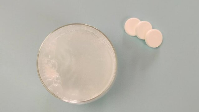 comprim&eacute; effervescent en train de fondre dans un verre