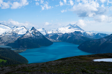 Fototapeta na wymiar epic mountains around a bold blue lake in British Columbia