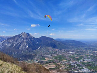 Panorama con parapendio verso Gemona del Friuli e il monte Chiampon  dal monte Brancot