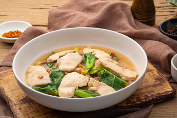 Thai Chicken and Gravy Noodles,Flat rice noodles with chicken breast and vegetables in thick Thai gravy sauce (Rad-Na gai)
