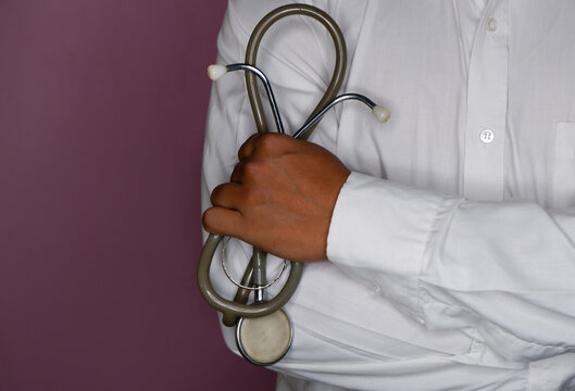 Doctor holds the stethoscope in hand.