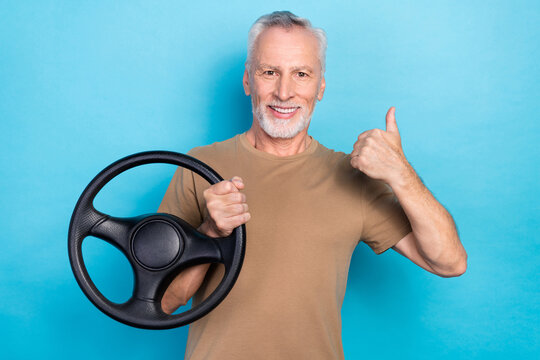 Photo of satisfied retired man pensioner raise hand enjoy nice travel road new vehicle repair service isolated on blue color background
