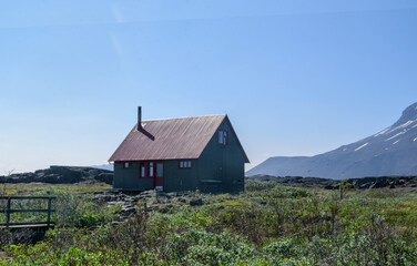 Fototapeta na wymiar Wanderhütte am Tafelvulkan Herdubreid im Hochland von Island.