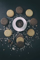 Tazza di caffè contornata da biscotti ai cereali