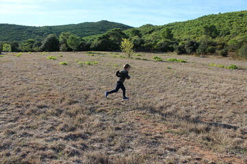 gar&ccedil;on jouant dehors