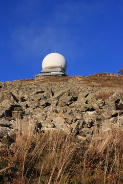 La station m&eacute;t&eacute;orologique au sommet du Grand-Ballon, plus haut sommet des Vosges &agrave; 1424 m (Alsace, Haut-Rhin, France)