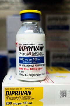 Vertical view of a bottle of Diprivan 1000mg placed over the box