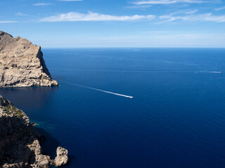 Formentor, Mallorca. Un barco cruzando el mar azul.