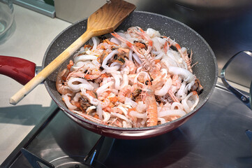 frutti di mare  in padella pronti per la pasta