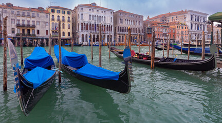 Fototapeta na wymiar Venice. Old traditional houses along the Grand Canal.