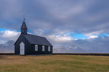 Fototapeta premium Die Kirche Búðakirkja liegt traumhaft auf der Halbinsel Snæfellsnes