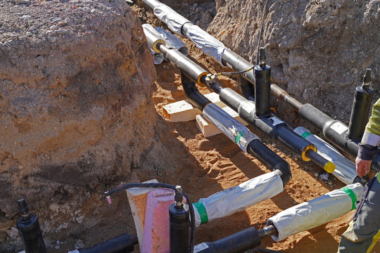 Laying the district heating pipe to connect to a new residential building