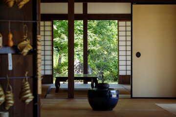 日本民家の室内越しに見える緑の庭