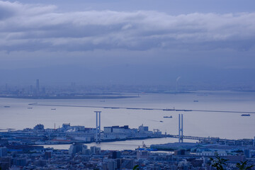 神戸市東灘区の高台、渦森台展望公園より神戸市街地と大阪湾を臨む