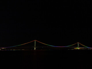虹色に輝く明石海峡大橋
