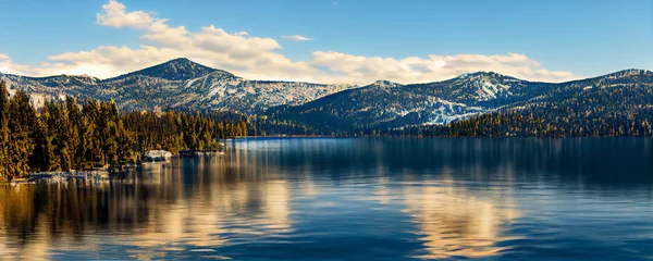 Bergpanorama einer wunderschönen alpinen Herbstansicht mit Spiegelungen in einem See. Berglandschaft, See und Bergkette, großes Panorama. 3D-Rendering © Viks_jin