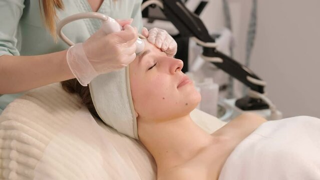 Hydrofacial procedure in the modern cosmetology clinic. Extraction, exfoliation