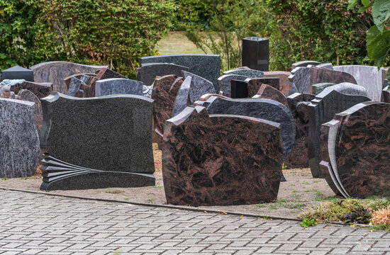 Bei einem Steinmetz stehen viele Grabsteine f&uuml;r die Hinterbliebene zur Auswahl