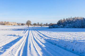Fototapeta na wymiar Winter road conditions with snow